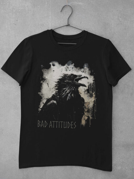 Bad Attitudes Gothic Raven Unisex T-Shirt in schwarz auf Kleiderbügel aufgehängt.