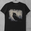 Bad Attitudes Gothic Raben Unisex T-Shirt in schwarz auf Kleiderbügel aufgehängt.