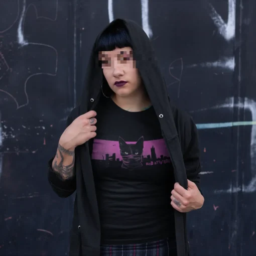 Goth Girl trägt Hoodie über T-Shirt mit maskierter Katzen Design.