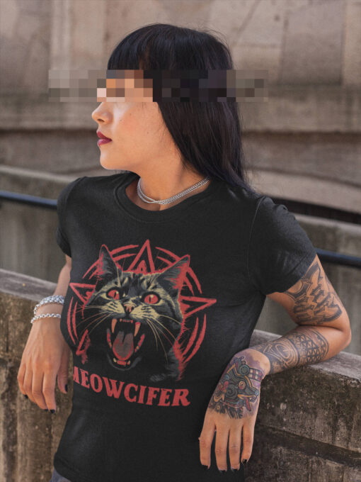 Schwarzes Unisex T-Shirt mit Meowcifer Design, wird von Goth-Girl getragen.