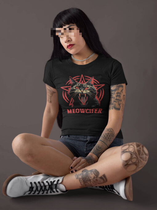 Schwarzes Unisex T-Shirt mit okkulter Meowcifer Katze als Design, wird von Goth-Girl getragen.