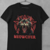 Das Bild zeigt ein schwarzes Unisex T-Shirt mit Meowcifer Goth Cat Grafik. Das T-Shirt ist auf einem Kleiderhaken aufgehängt.