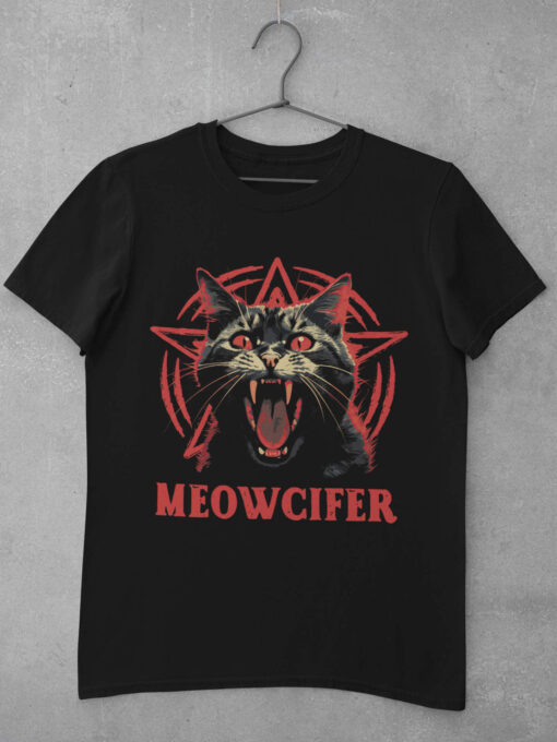 Das Bild zeigt ein schwarzes Unisex T-Shirt mit Meowcifer Goth Cat Grafik. Das T-Shirt ist auf einem Kleiderhaken aufgehängt.