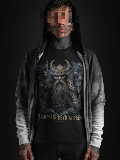 Goth Boy trägt schwarzes Viking T-Shirt.