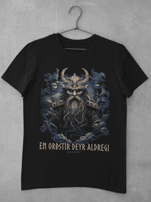 Gothic Wikinger Unisex T-Shirt in schwarz auf Kleiderbügel aufgehängt.