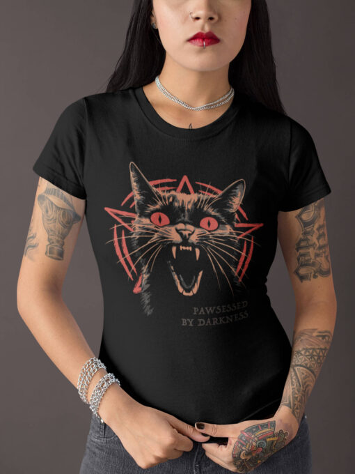 Schwarzes Unisex T-Shirt mit Pawsessed by Darkness Design, wird von Goth-Girl getragen.