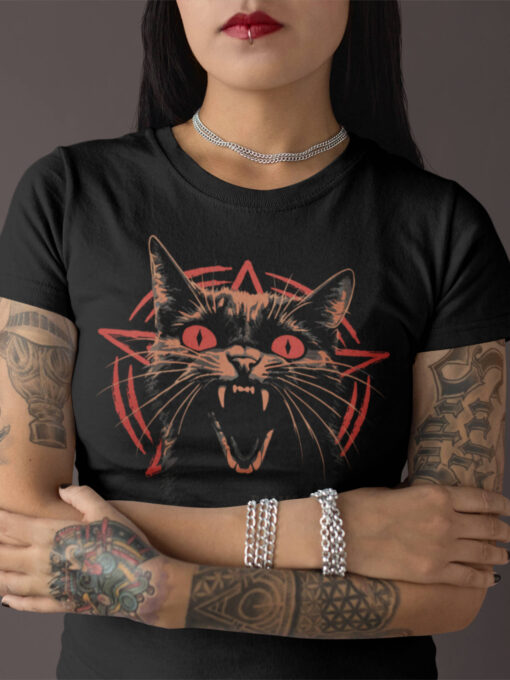 Nahaufnahme von schwarzem Unisex T-Shirt mit Pawsessed by Darkness Design. Wird von Goth-Girl getragen.