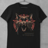 Das Bild zeigt ein schwarzes Unisex T-Shirt mit Goth Katzen Grafik. Das T-Shirt ist auf einem Kleiderhaken aufgehängt.