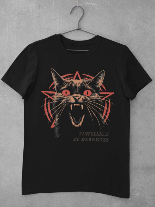 Das Bild zeigt ein schwarzes Unisex T-Shirt mit Goth Katzen Grafik. Das T-Shirt ist auf einem Kleiderhaken aufgehängt.
