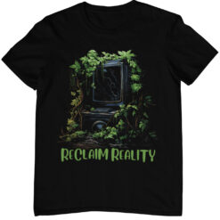 Schwarzes Unisex T-Shirt mit Reclaim Reality Design. Zerstörter Computer - die Natur holt sich ihren Platz zurück.