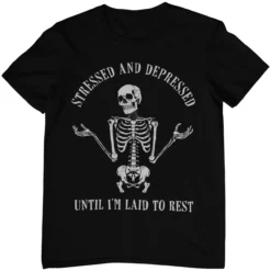 Schwarzes T-Shirt mit Skelett und dem Spruch "Stressed and depressed until I'm laid to rest"