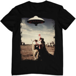 Schwarzes Weirdcore T-Shirt mit Huhn und UFO.