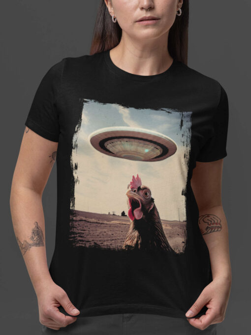 Bild zeigt Nahaufnahme von Huhn UFO Shirt.