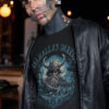Goth Boy trägt schwarzes Wikinger Gothic T-Shirt.