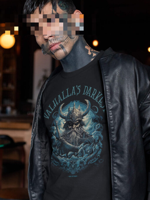 Goth Boy trägt schwarzes Wikinger Gothic T-Shirt.