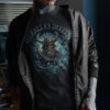 Gothic Boy trägt schwarzes Valhalla Goth Viking T-Shirt.