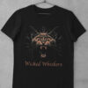 Das Bild zeigt ein schwarzes Unisex T-Shirt mit Wicked Whiskers Katzen Grafik. Das T-Shirt ist auf einem Kleiderhaken aufgehängt.